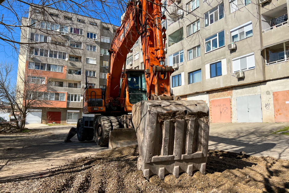 Полагането на настилка на улица „Еледжик“ в Ямбол започна след няколко десетилетия чакане от страна на живущите в района. Пространството пред блок 148...